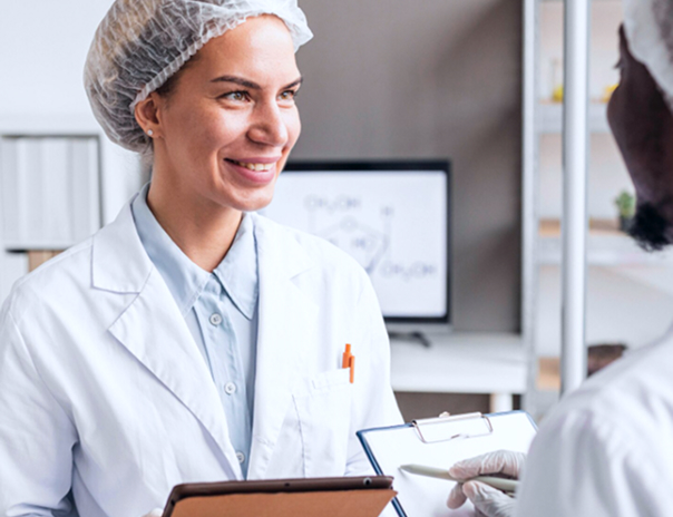 jovem fisioterapeuta sorrindo em uma maca em uma clinica medica