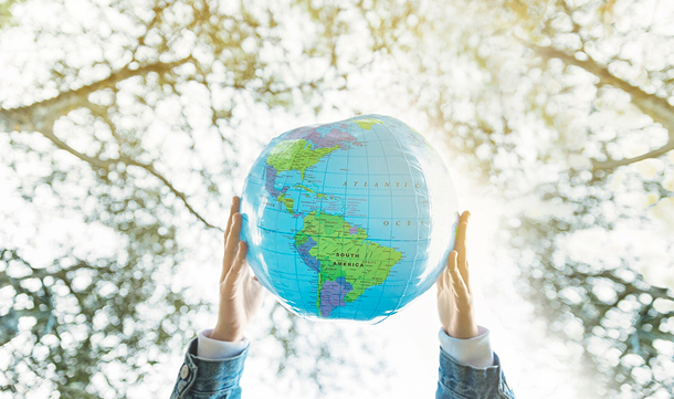 um close up de um fundo verde com muitas bolhas