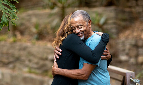 um close up de um fundo verde com muitas bolhas