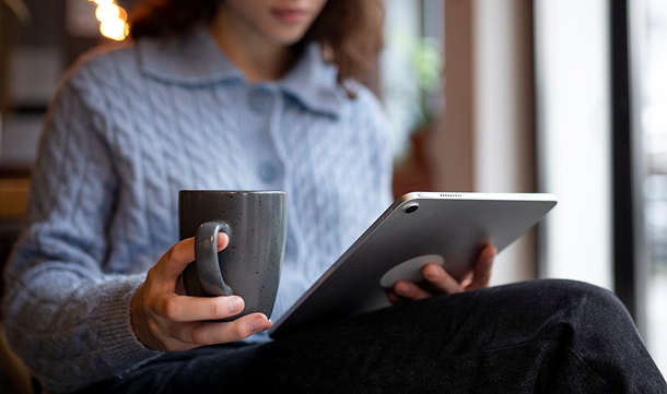 um close up de um fundo verde com muitas bolhas