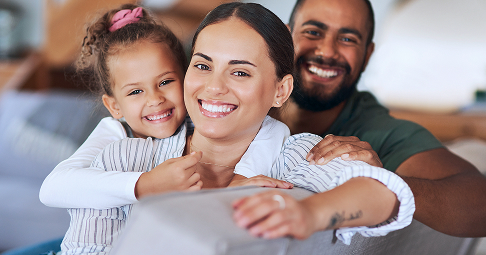 adoramos nossos dias aconchegantes em casa retrato de uma familia feliz relaxando juntos em casa